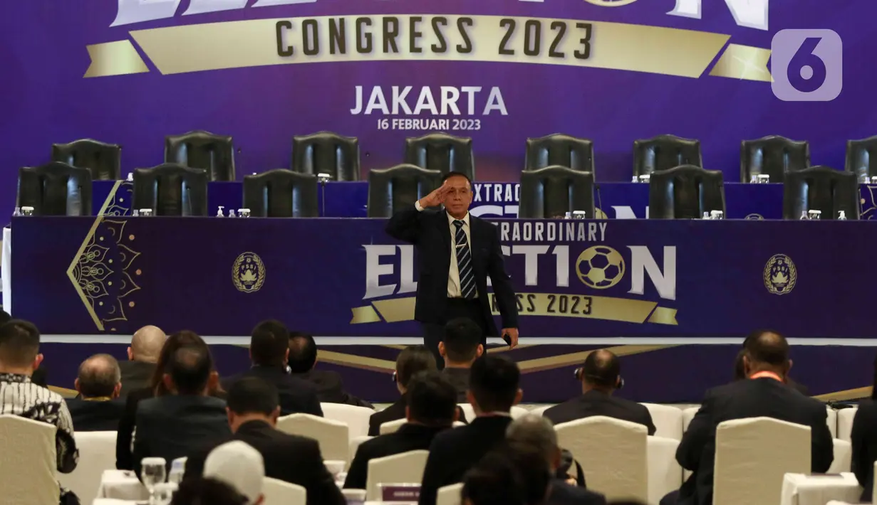 Ketua Umum PSSI Mochamad Iriawan melakukan salam hormat sebagai perpisahan jabatannya saat pembukaan Kongres Luar Biasa (KLB) PSSI di Hotel Shangri-La, Jakarta Pusat, Kamis (16/2/2023). KLB ini akan memilih 15 Eksekutif Komite (Exco) PSSI untuk periode 2023-2027 yang terdiri dari satu Ketum, dua Wakil Ketua Umum (Waketum), dan 12 anggota Exco. (Liputan6.com/Herman Zakharia)