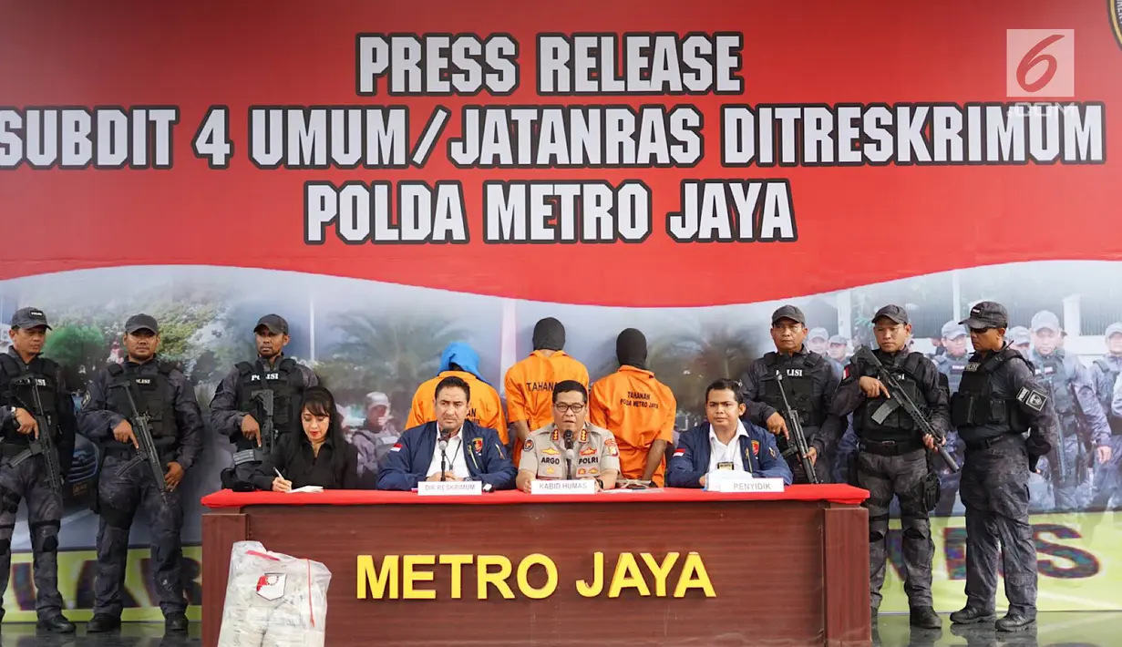 Kabid Humas Polda Metro Jaya Kombes Pol Argo Yuwono (tengah) menyampaikan keterangan terkait kasus istri bunuh dan bakar suami serta anak tiri di Polda Metro Jaya, Jakarta, Senin (2/9/2019). Polisi membekuk empat tersangka terkait pembunuhan ECP dan MAP. (Liputan6.com/Immanuel Antonius)