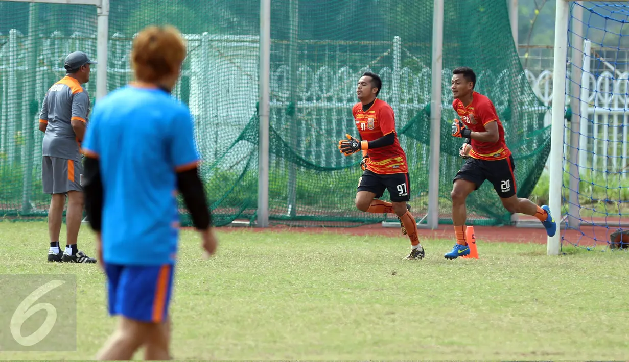Dua penjaga gawang PBFC berlari saat latihan terbuka di lapangan atletik Stadion Pakansari, Kab Bogor, Jumat (10/3). PBFC akan melakoni laga final Piala Presiden 2017 melawan Arema FC pada Minggu (12/3). (Liputan6.com/Helmi Fithriansyah)