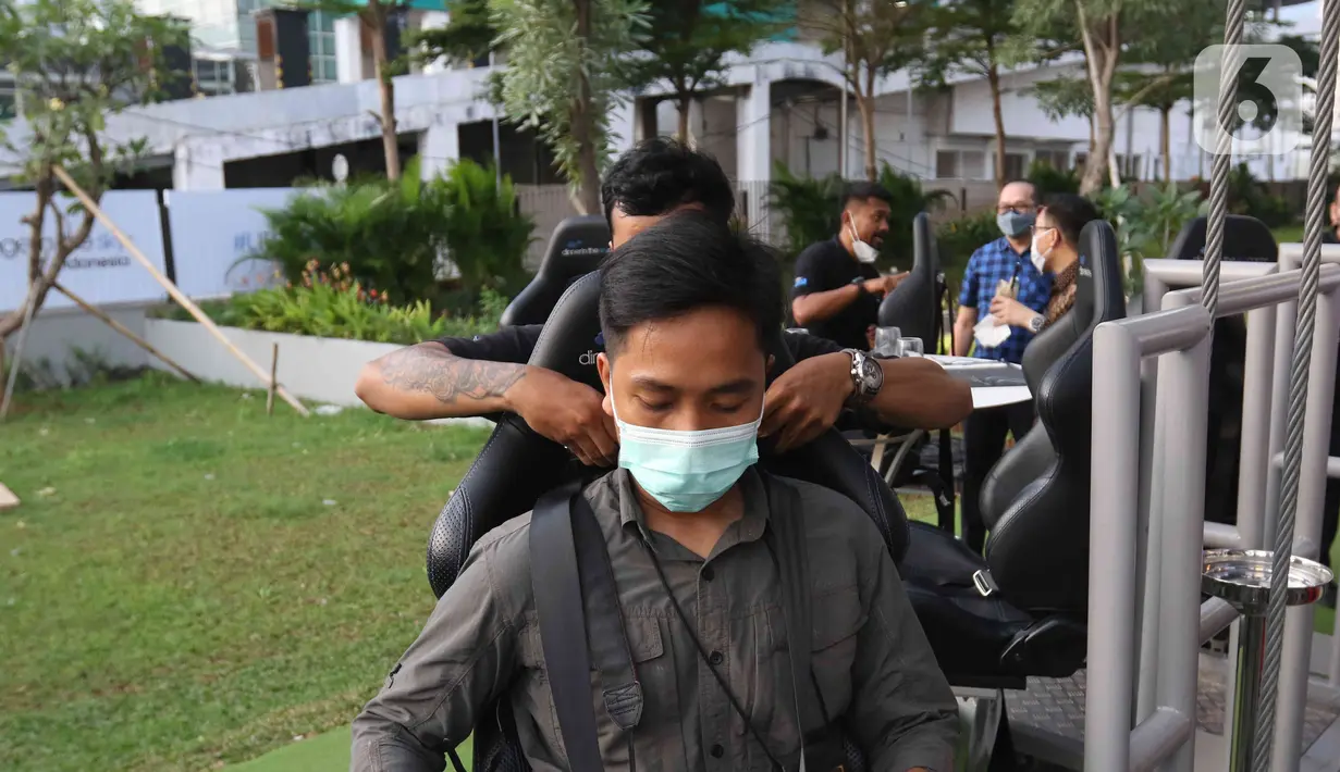 Pengunjung berada di Lounge in the sky, Jakarta, Selasa (29/3/2022). Restoran ini memiliki tingkat keamanan sesuai standar internasional yang tersertifikasi. (Liputan6.com/Herman Zakharia)