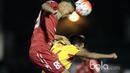 Pemain Semen Padang, Cassio De Jesus (kiri) berebut bola dengan pemain Bhayangkara FC, Dendy Sulistiyawan pada babak delapan besar Piala Presiden 2017 di Stadion Manahan, Solo. Jumat (26/2/2017). (Bola.com/Nicklas Hanoatubun)