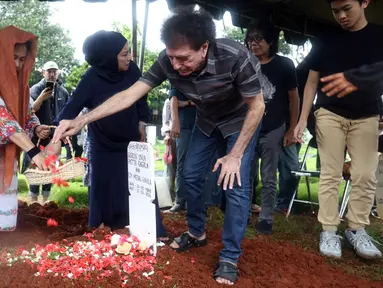Isak Tangis dan Doa Iringi Pemakaman Personel God Bless Donny Fattah di TPU Kampung Kandang