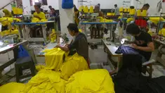 Pekerja menyelesaikan pembuatan kaos di konveksi Sinergi Adv di kawasan Srengseng Sawah, Jakarta, Selasa (2/7/2024). (merdeka.com/Arie Basuki)