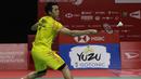 Tunggal putra Indonesia, Jonatan Christie, berusaha memukul kok saat melawan tunggal Denmark pada Indonesia Masters 2019 di Istora Senayan, Jakarta, Sabtu (26/1). Jonatan gagal ke final. (Bola.com/Yoppy Renato)