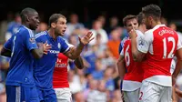 Pemain Chelsea, Branislav Ivanovic terlibat ketegangan dengan  pemain Arsenal, Olivier Giroud di Stamford Bridge, Sabtu (19/9/2015). Chelsea keluar sebagai pemenang dengan skor 2-0. (Reuters/ Dylan Martinez)