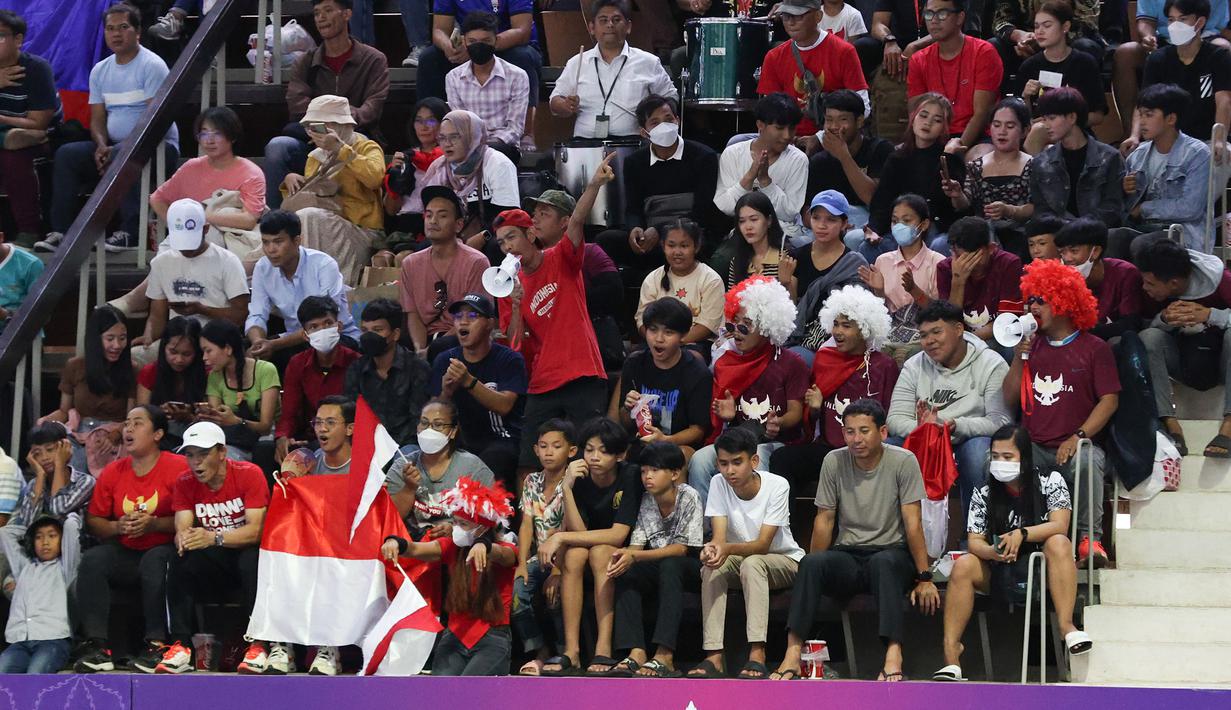 Para suporter Indonesia memberi dukungan pada laga pertama Grup A cabor bola voli putra SEA Games 2023 antara Indonesia menghadapi Filipina di Olympic Complex Indoor Main Hall, Phnom Penh, Kamboja, Rabu (3/5/2023). Tim bola voli putra Indonesia menang 3-0 (25-18, 25-18, 25-23). (Bola.com/Abdul Aziz)