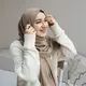 mengenakan hijab sepanjang hari sering kali membuat rambut lebih mudah lepek, kusut, atau terasa lembap, terutama saat cuaca panas.(doc.Freepik/Magfinic)