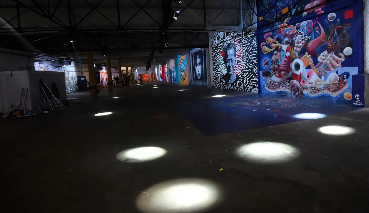 Kreasi seni jalanan ditampilkan sebagai bagian dari pameran "Strokar inside" di bekas supermarket di Brussels (5/9). "Strokar inside" adalah platform seni urban internasional yang diubah menjadi "Supermarket versi 4.0". (AFP Photo/Emmanuel Dunand)