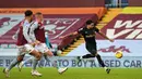 Dia membukukan dua gol dan membawa West Ham membungkam Aston Villa dengan skor 3-1. Gol pertama Jesse Lingard terjadi pada menit ke-56. (Foto: AFP/Pool/Shaun Botterill)