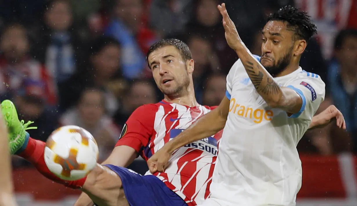 Gelandang Atletico Madrid, Gabi, berebut bola dengan bek Marseille, Jordan Amavi, pada laga final Liga Europa di Stadion Groupama, Lyon, Kamis (17/5/2018). Atletico Madrid menang 3-0 atas Marseille. (AP/Francois Mori)