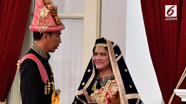 Presiden Jokowi dan Ibu Negara mengikuti upacara HUT ke-73 RI di Istana Merdeka. Uniknya, sebelum upacara keduanya nampak asik berswafoto dengan baju adat.