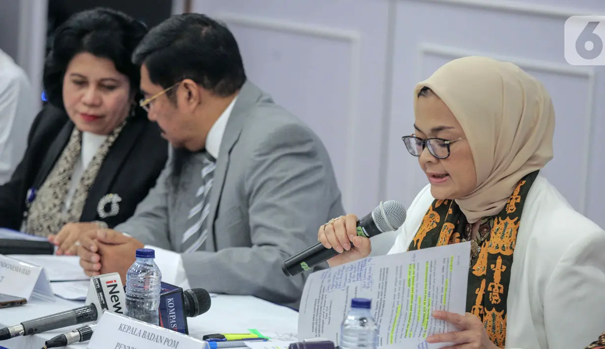 Kepala BPOM Penny K Lukito (kanan) memberikan keterangan dalam konferensi pers di Gedung BPOM Jakarta, Jumat (11/10/2019). BPOM menghentikan 67 batch brand produk ranitidine. (Liputan6.com/Faizal Fanani)