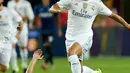 Gelandang Real Madrid Denis Cheryshev beraksi melewati hadangan  pemain Inter Milan Mateo Kovacic di Stadion Tianhe, Cina, Senin, (27/7/2015). Real Madrid sudah unggul di menit 22 berkat gol Jese Rodriguez. (REUTERS/Tyrone Siu)