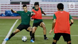 Pemain Timnas Indonesia U-22, Osvaldo Haay, berebut bola dengan Muhammad Rafli saat latihan di Stadion Rizal Memorial, Manila, Jumat (22/11). Latihan ini persiapan jelang laga SEA Games 2019. (Bola.com/M Iqbal Ichsan)