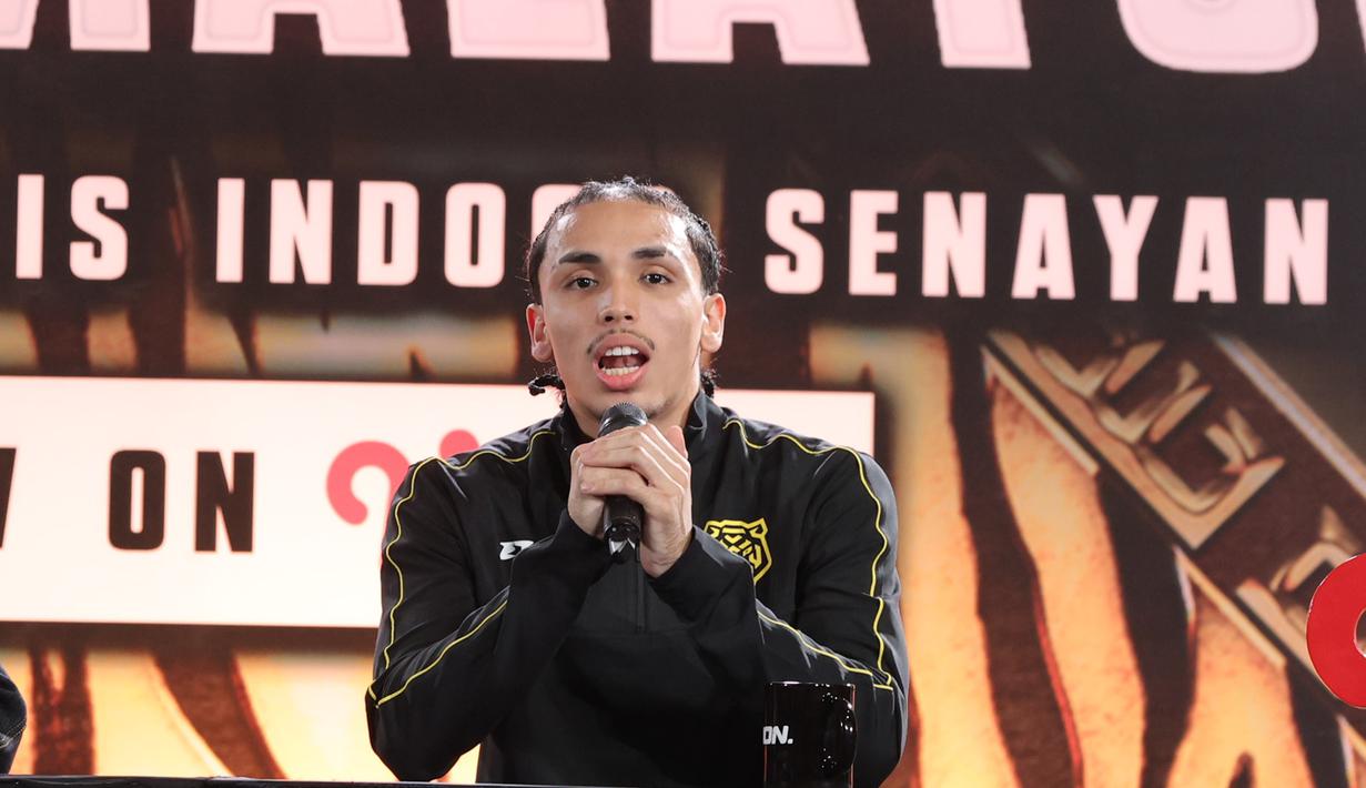 Ajang ini merupakan pertemuan kedua antara Indonesia dan Malaysia. Tampak dalam foto, petarung Mixed Martial Arts (MMA) asal Malaysia, Putra Abdullah saat memberi keterangan terkait Byon Combat Showbiz Vol. 6 di Tennis Indoor, Senayan, Jumat (21/11/2025). (Bola.com/M Iqbal Ichsan)