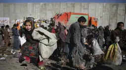 Anak-anak mencari barang-barang plasatik di tempat pembuangan sampah di Kabul, Afghanistan (15/12/2019). Menurut statistik PBB, Afghanistan adalah salah satu negara termiskin di dunia di mana anak-anak menjadi sasaran kemiskinan dan kekerasan ekstrem setiap hari.  (AP Photo/Altaf Qadri)