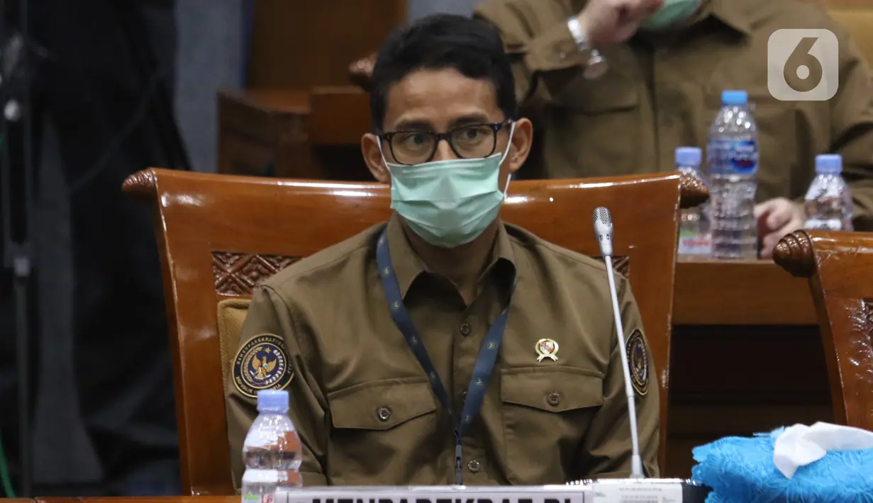 Menteri Pariwisata dan Ekonomi Kreatif Sandiaga Uno mengenakan masker saat Rapat Kerja dengan Komisi X di gedung DPR RI, Jakarta, Kamis (14/1/2021). Rapat dipimpin Ketua Komisi X Saiful Guda dari Fraksi PKB didampingi Hetifah Sjaifudian dari Fraksi Partai Golkar. (Liputan6.com/Angga Yuniar)