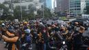 Ratusan pengemudi Uber melakukan konvoi perpisahan Bundaran HI, Jakarta, Sabtu (7/4). Setelah Uber di akuisisi oleh perusahaan Grab kini sebagaian besar driver berpindah ke Gojek. (Merdeka.com/Imam Buhori)