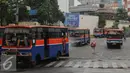Sejumlah angkutan umum melintas di depan terminal Blok M Jakarta, Kamis (31/3/2016). Pemerintah berencana menurunkan tarif angkutan umum pasca penurunan harga BBM, 1 April mendatang. (Liputan6.com/Helmi Fithriansyah)