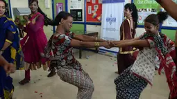 Para Waria di India menari sebagai luapan kebahagiaan atas keputusan pengadilan yang sekaligus mengakhiri diskriminasi atas kaum transgender (AFP PHOTO/PUNIT PARANJPE)