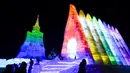 Para wisatawan mengunjungi taman hiburan es dan salju di Changchun, Provinsi Jilin, China timur laut (12/12/2020). Taman hiburan es dan salju yang memiliki 142 bangunan es dan patung salju itu secara resmi dibuka untuk umum pada Sabtu (12/12). (Xinhua/Xu Chang)