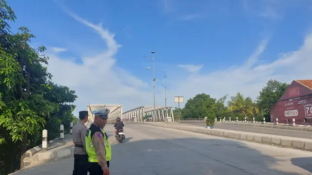 Jembatan Comal Pemalang sisi utara dibuka kembali usai perbaikan 3 hari. (Foto: Liputan6.com/Polres Pemalang)