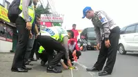 Anggota Korlantas Polri saat olah TKP ulang kecelakaan maut Puncak Bogor. (Liputan6.com/Achmad Sudarno) 
