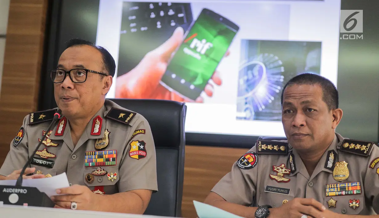 Karopenmas Divisi Humas Polri Brigjen Pol Dedi Prasetyo (kiri) memberikan keterangan saat rilis kasus pemberitaan hoax di Jakarta, Senin (1/7/2019). Dalam pengungkapan kasus tersebut kepolisian menangkap pelaku penyebar berita hoax dengan akun media sosial bernama /rif_oposite. (Liputan6.com/Faizal