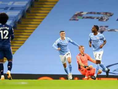 Pemain Manchester City Raheem Sterling (kanan) melakukan selebrasi usai mencetak gol ke gawang Arsenal pada pertandingan Liga Premier Inggris di Etihad Stadium, Manchester, Inggris, Sabtu (17/10/2020). Manchester City menang 1-0. (Alex Livesey/Pool via AP)