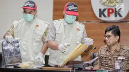 Wakil Ketua KPK Laode M Syarif bersama petugas bersiap menunjukkan barang bukti hasil OTT Ketum PPP Romahurmuziy, di gedung KPK, Sabtu (16/3). KPK menetapkan Romi sebagai tersangka suap pengisian jabatan di Kementerian Agama. (Liputan6.com/Faizal Fanani)