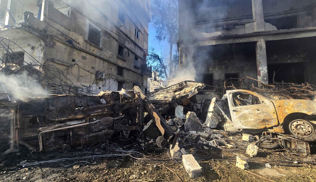Kendaraan-kendaraan yang hancur terlihat di lokasi serangan Israel di Tyre, Lebanon Selatan, pada Kamis 28 Mei 2026. (KAWANT HAJU/AFP)