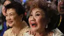 Janet Yeoh (kanan), ibu dari Michelle Yeoh, merayakan setelah putrinya menang untuk kategori aktris terbaik (Actress in Leading Role) selama Academy Awards ke-95 di Los Angeles, seperti yang terlihat dalam acara tayangan langsung di sebuah bioskop di Kuala Lumpur, Malaysia, Senin (13/3/2023). Michelle Yeoh menang berkat film Everything Everywhere All At Once yang sensasional. (AP Photo/Vincent Thian)