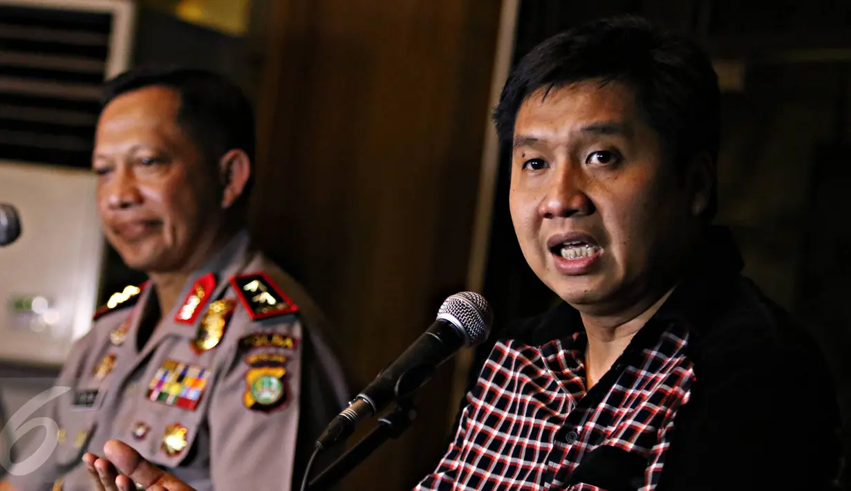 Ketua SC Piala Presiden Maruarar Sirait (kanan) saat memberikan keterangan kepada wartawan terkait lokasi Final Piala Presiden 2015 di Jakarta, Rabu (14/10/2015). Final akan digelar di stadion GBK. (Liputan6.com/Immanuel Antonius)