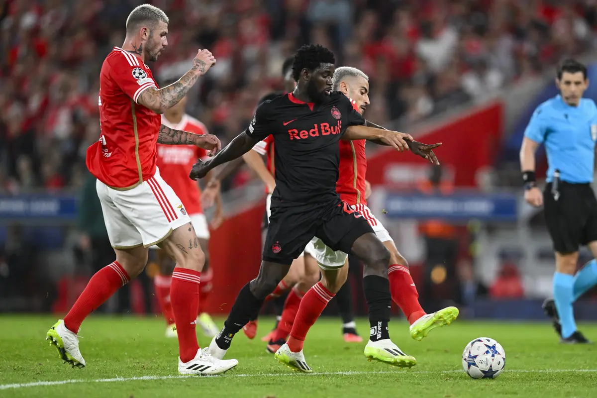 Oumar Solet (tengah) sedang dibidik Manchester United