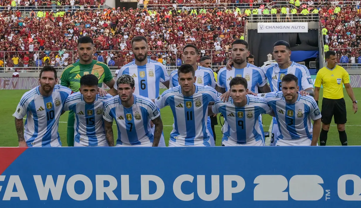Dengan hasil imbang melawan Venezuela, Argentina tetap berada di puncak klasemen Kualifikasi Piala Dunia 2026 zona Amerika Selatan dengan 19 poin dari sembilan laga. (JUAN BARRETO/AFP)