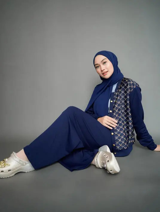 <p>Terkadang Navy Blue memberikan kesan dark, namun saat bisa mensiasati dengan baik, maka biru navy bisa terlihat elegan saat dikenakan. (Foto: Indahnadapuspita/ Instagram)</p>