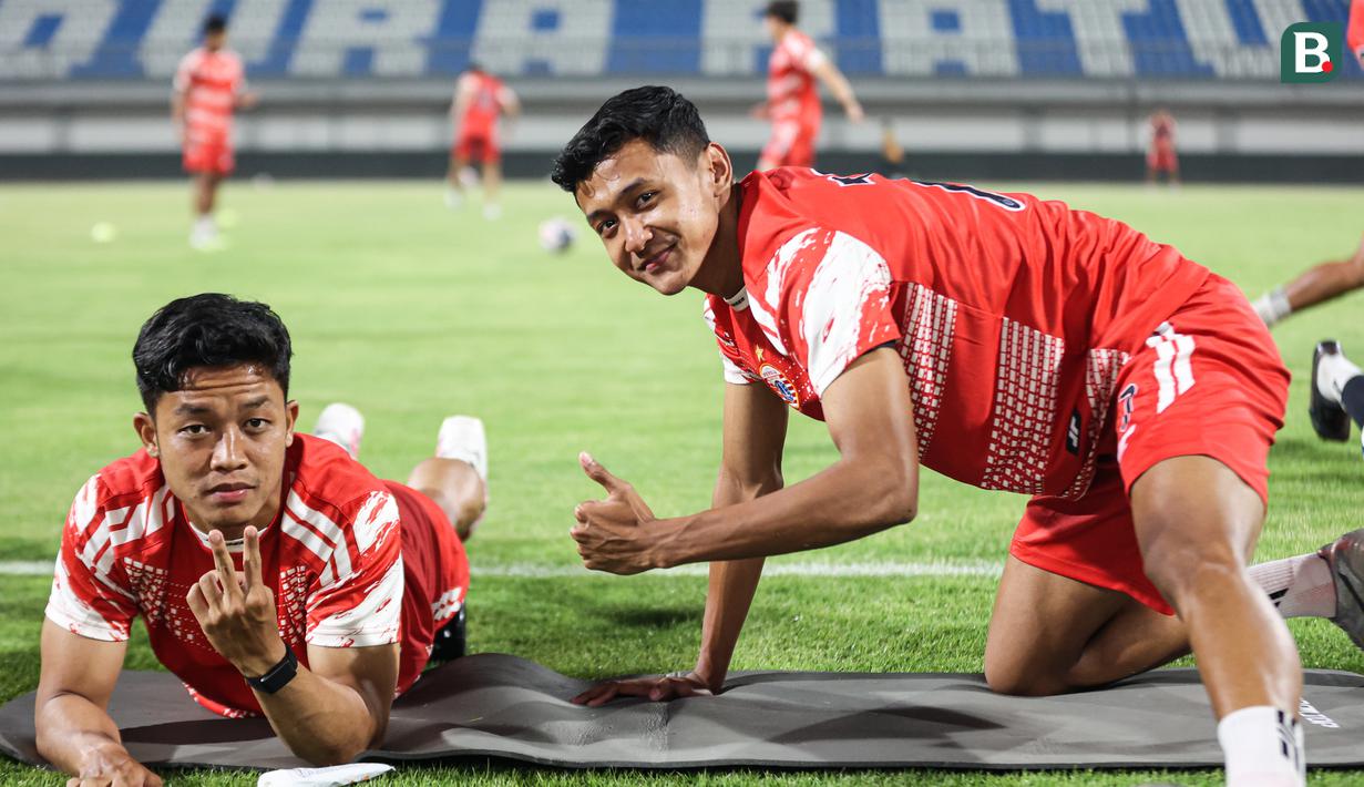 Pemain Persija Jakarta, Rio Fahmi (kiri) dan Dony Tri Pamungkas (kanan) tampak santai di latihan terakhir jelang laga melawan Madura United yang digelar di Stadion Gelora Madura Ratu Pamelingan, Pamekasan, Jumat (23/10/2025).