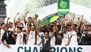 Ekspresi kegembiraan para pemain Garudayaksa di podium juara Pegadaian Championship setelah mengalahkan PSS Sleman 4-3 lewat adu penalti dalam babak final di Stadion Maguwoharjo, Sleman, pada Sabtu (9/5/2026) malam WIB.