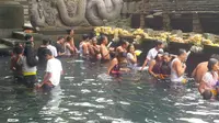 Berendam di Pemandian Tirta Empul Bali (Liputan6.com/Dewi Divianta)