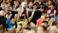 Pendukung The Hammers yang memicu keributan dengan para pendukung Chelsea saat pertandingan Piala Liga Inggris di Stadion London, Inggris (26/10). Pendukung West Ham menyanyikan lagu yang bernada homofobia untuk pemain Chelsea (Reuters/John Sibley)