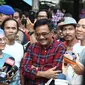 Pasangan calon gubernur DKI Jakarta Basuki Tjahaja Purnama dan calon wakil gubernur DKI Jakarta Djarot Saiful Hidayat menyambangi markas band Slank di Jalan Potlot, Duren Tiga, Kalibata, Jakarta Selatan. (Liputan6.com/Herman Zakharia)