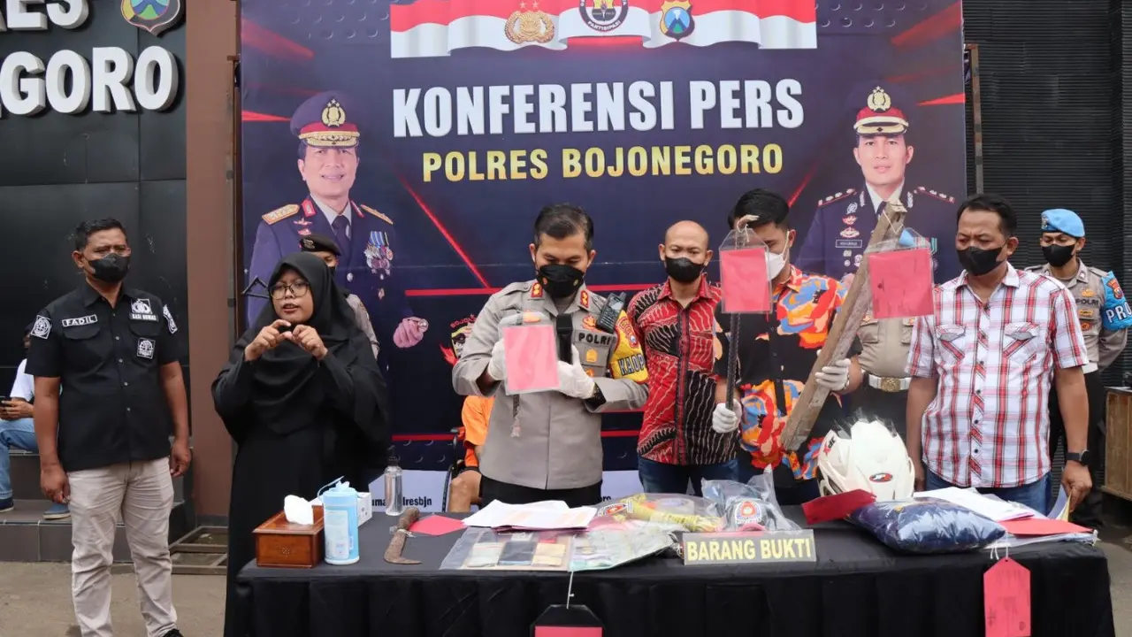 Polisi menangkap 3 perampok spesialis rumah mewah di Bojonegoro. (Dian Kurniawan/Liputan6.com)
