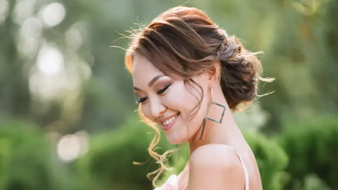 tersenyum bahagia dewasa menikah makeup