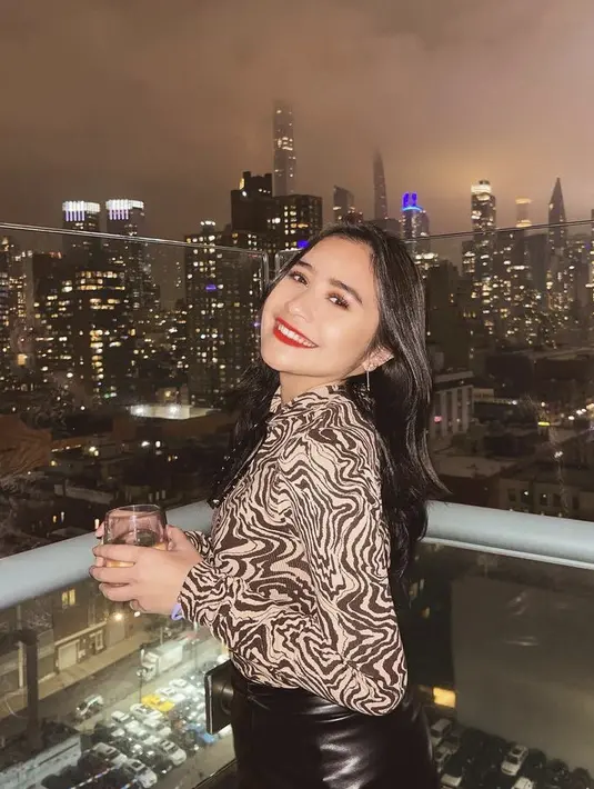 Prilly Latuconsina menikmati akhir tahun 2021 di New York, Amerika Sakit. Ia tampak cantik dengan lipstik merah merona. Dengan pakaian longslevee bermotif didominasi warna cokelat. Dipadukan bawahan leather. Dok. prillylatuconsina96