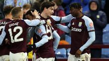 Gelandang Inggris Aston Villa #20 Jamaldeen Jimoh-Aloba (kanan) merayakan gol ketiga timnya selama pertandingan babak penyisihan Europa League antara Aston Villa dan RB Salzburg di Villa Park di Birmingham, Inggris tengah, Jumat (30-1-2026) dini hari WIB. (Darren Staples/AFP)