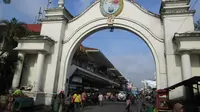 Pasar Klewer pusat distribusi batik ke banyak kota.