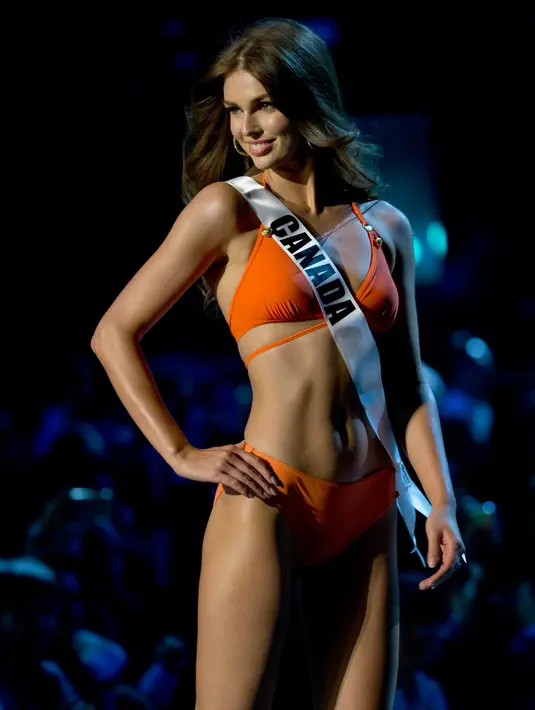 Miss Kanada, Marta Stepien tampil dalam balutan baju renang dalam preliminary competition ajang Miss Universe 2018 di Bangkok, Thailand, Kamis (13/12). Tahun ini Miss Unverse memasuki penyelenggaraan tahun ke-67. (AP/Gemunu Amarasinghe)