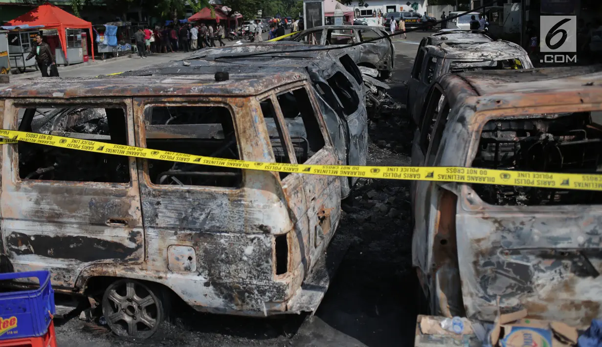 Garis polisi terpasang pada sejumlah kendaraan yang terbakar di sekitar asrama Brimob Jalan KS Tubun, Petamburan, Jakarta Barat, Rabu (22/5/2019). Diketahui kerusuhan terjadi di lokasi tersebut, buntut demo depan gedung Bawaslu yang berujung ricuh. (Liputan6.com/Faizal Fanani)