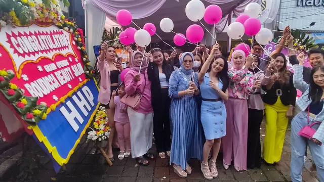 Hana Hanifah saat pembukaan salon miliknya Boudicca Beauty Salon di kota Bogor, baru-baru ini.