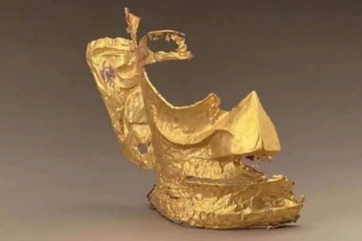 Topeng emas seremonial berusia 3.000 tahun ditemukan di situs arkeologi Sanxingdui, China (Weibo/Sanxingdui Museum)